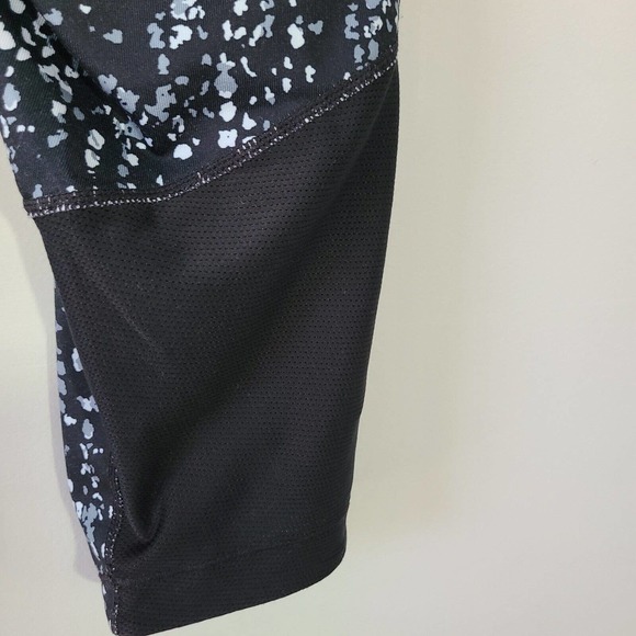 Athleta‎ Pebble Be Free Knicker Capri Leggings Size Medium - Picture 10 of 13